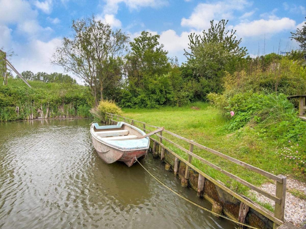 Fantastic Villa In Ooltgensplaat With Jetty Exterior photo