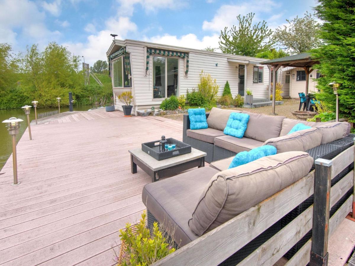 Fantastic Villa In Ooltgensplaat With Jetty Exterior photo