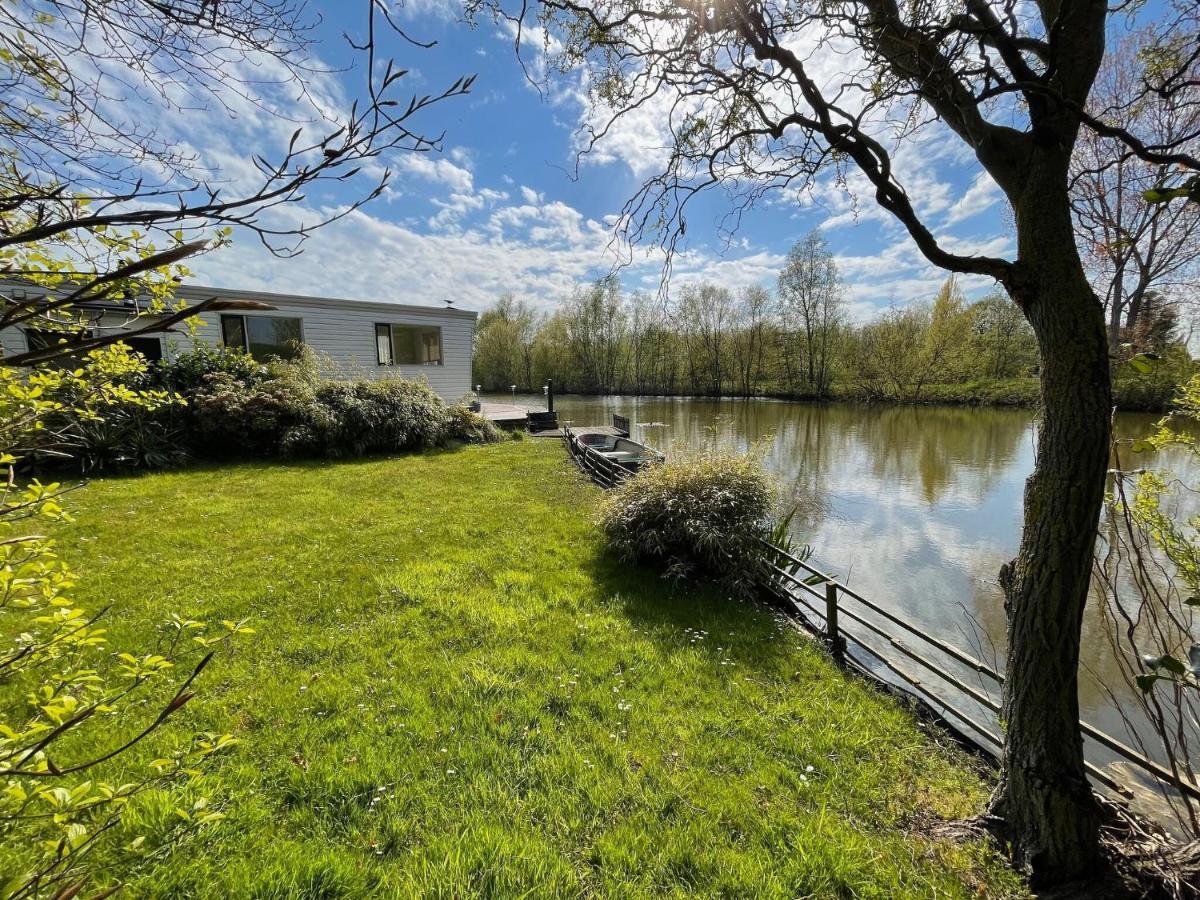 Fantastic Villa In Ooltgensplaat With Jetty Exterior photo