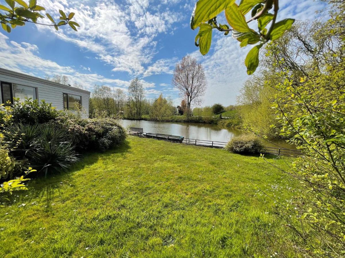 Fantastic Villa In Ooltgensplaat With Jetty Exterior photo